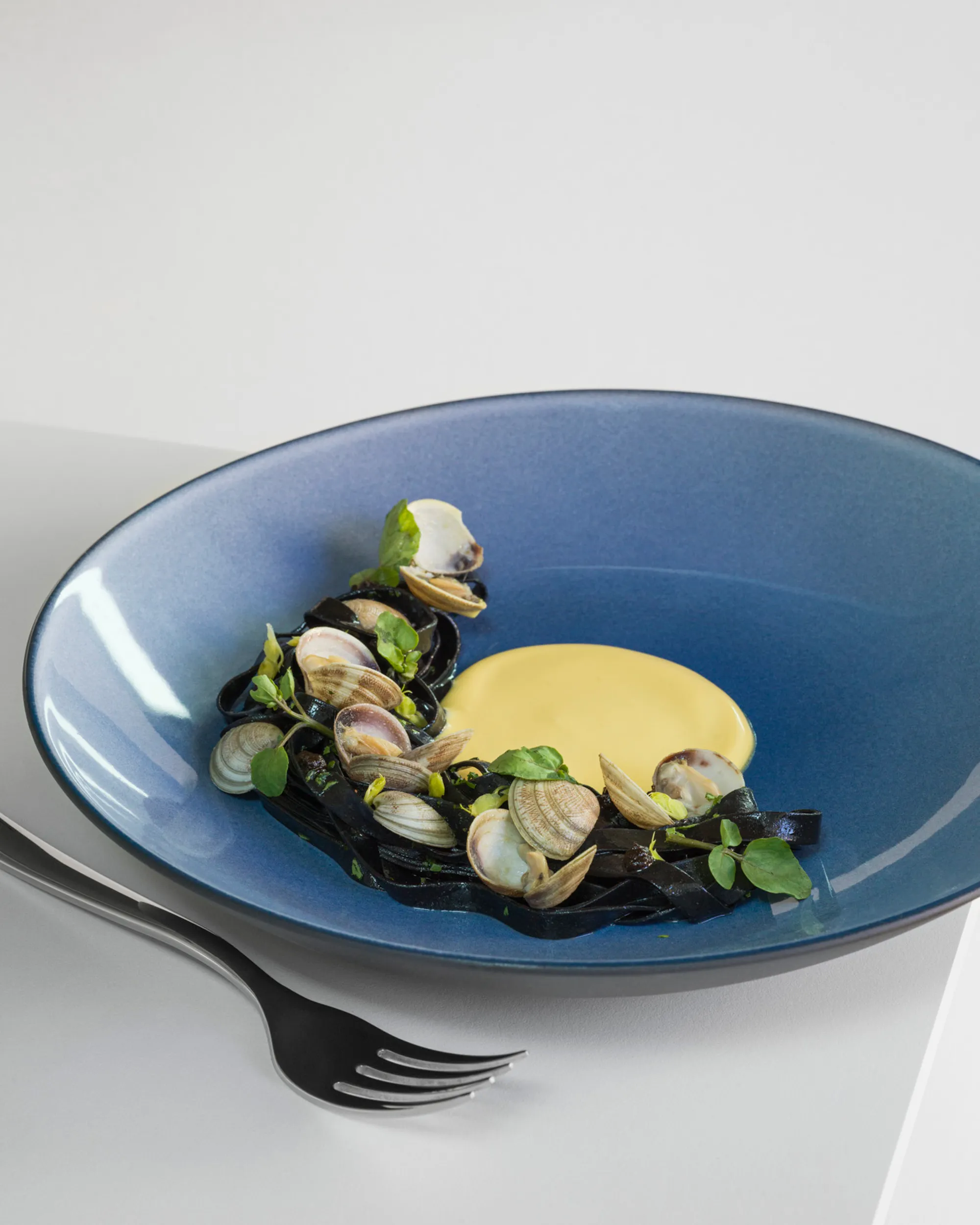 Deep Coupe Plate Black ceramic