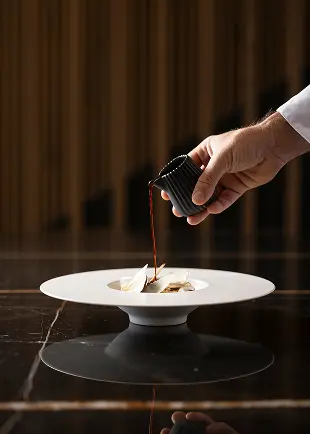 Une table signature par le chef Nicolas Sintes, avec l'assiette Sphère