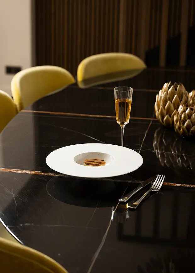 Une table signature par le chef Nicolas Sintes, avec l'assiette Sphère